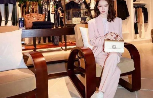 戚薇变得越来越青春了，白色背心搭配粉色修身西服，尽显女王风韵！