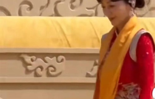 71岁赵雅芝穿白裙现身黄帝故里，深深一鞠躬！