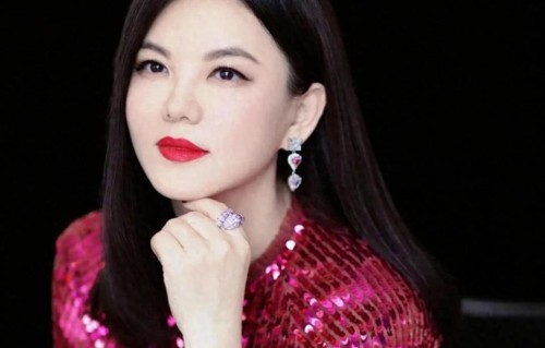 李湘520长沙吃饭被偶遇，穿红裙子，涂红色口红，网友：又美又飒
