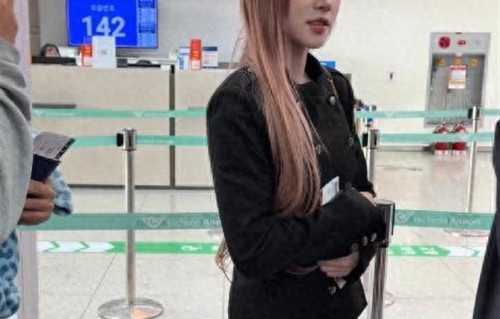 看宋雨琦穿短裙出席活动，对长辈90度鞠躬，才懂她火都是有原因的