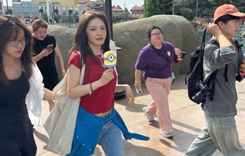36岁蔡文静环球影城被偶遇！现实中真人太漂亮了，少女感满满！