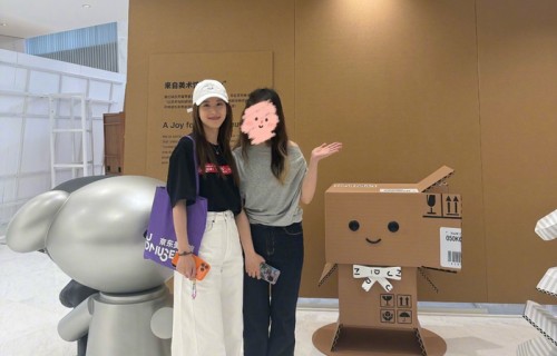 章泽天休闲装现身京东美术馆与员工合影|打扮