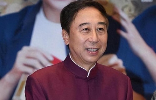 68岁冯巩获得新身份，结婚43年零绯闻，如今事业成功家庭幸福