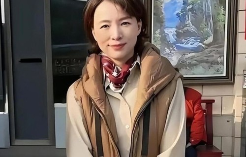 53岁董卿素颜逛菜场：13年春晚一姐，如今甘为家人洗手作羹汤|央视春晚|舞台|儿子|父母|家庭