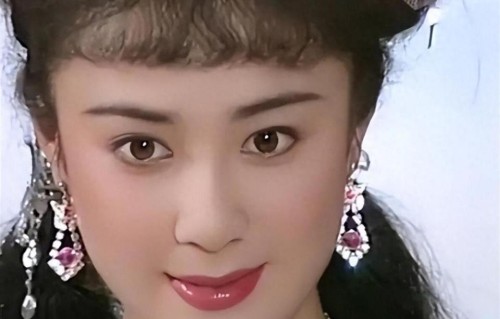 62岁傅艺伟现状：事业没了，两婚两离，唯一的儿子也去世两年了