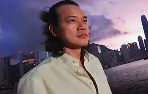 香港主持人洪朝丰：与富婆纠缠多年，后精神失常，60岁出家修佛