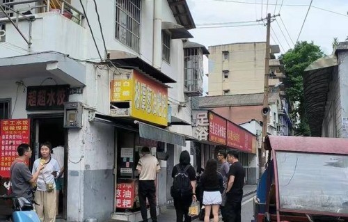 谢霆锋现身长沙，打卡小巷葱油粑粑小店，垃圾车旁打开美食接地气|演唱会|综艺|防伪