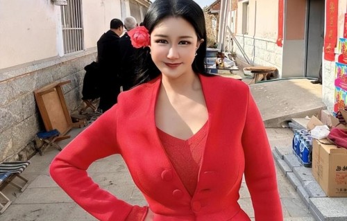 被17张私密照毁掉的前半生：43岁高龄产子、嫁农村铲车司机，她终于活成了全网羡慕的样子