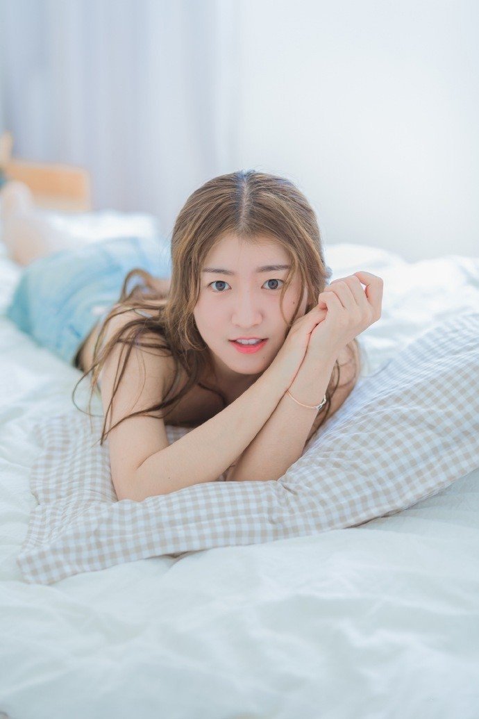 此次《乘风2026》的争议反映了综艺节目制作和主持人定位的哪些困境？