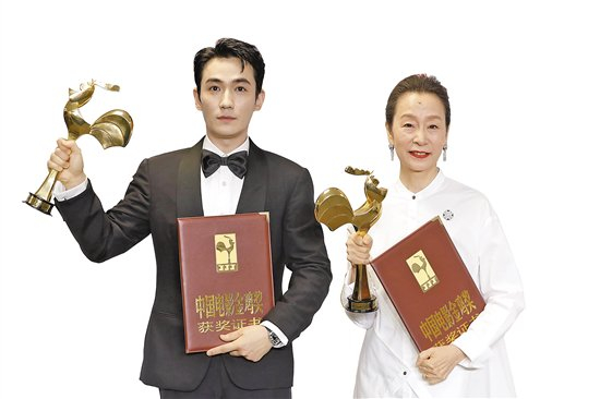 朱一龙（左）奚美娟