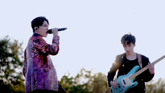 迪玛希携弟弟曼苏尔登台