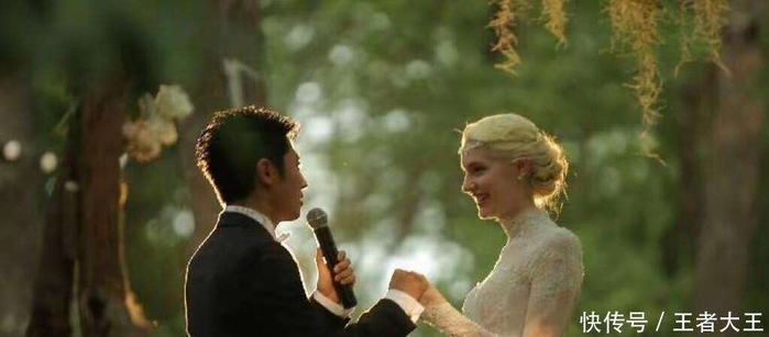  回顾去年49岁的生日，小尼带着家人一起在西餐厅热闹地为他庆生。今年，因为工作原因，庆祝变成了线上互怼，但那句回头补请的承诺，仍然让人感到温暖。春节假期刚刚结束，两人便约好了去滑雪，滑累了便去附近的咖啡厅休息，边喝热咖啡边聊天。在熙熙攘攘的机场中，撒贝宁推着行李车，始终细心地照顾着妻子和孩子。李白则关注着蹦蹦跳跳的女儿，目光中满是宠溺。两个孩子已经有了撒贝宁腰部那么高，完美遗传了妈妈的长腿，并且能够流利地切换中英文。