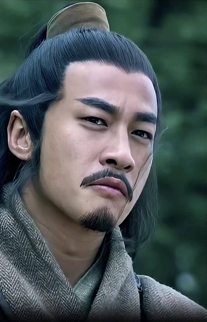 何润东翻红后选择专注导演工作，还为张凌赫巧妙解围，你对他的这些做法有什么看法呢？快来评论区分享你的观点吧！别忘了点赞转发，让更多人看到何润东的精彩故事，关注我，后续还有更多娱乐热点等你来发现！