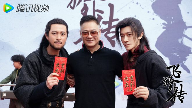 图为秦俊杰（饰胡斐）、连奕名（导演）、林雨申（饰苗人凤）合影