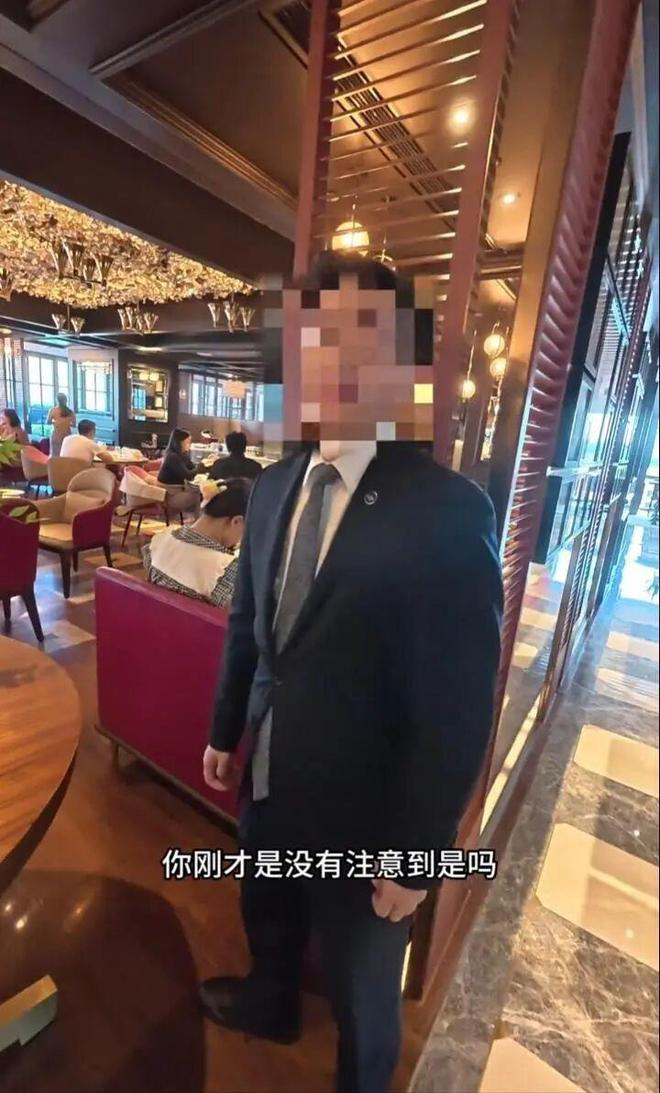 宴会厅经理在解释 （视频截图）