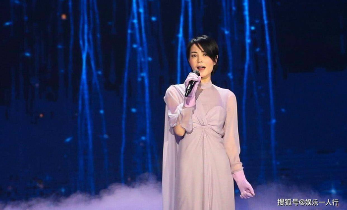 王菲的新歌评论区中，年轻听众纷纷留言表示被空灵嗓配秦腔震撼，称这是她少有的突破之作。而李亚鹏的晚宴纪录片则展现了新疆喀什唇腭裂孩子手术前后的真实画面，没有滤镜，也没有激昂音乐，只有最朴素、最真切的温情，让观众在屏幕前感受到公益的力量。