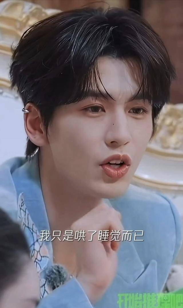 说到底,大家爱的不是推理,是看见熟人互坑的松弛感。就像过年亲戚围观你小时候的糗事,没人真在乎真相,只想看热闹。张凌赫和丁程鑫把剧本演成了即兴相声,反倒救了这档综N代——毕竟连我妈都在问:“下一集姐夫会不会被打?”