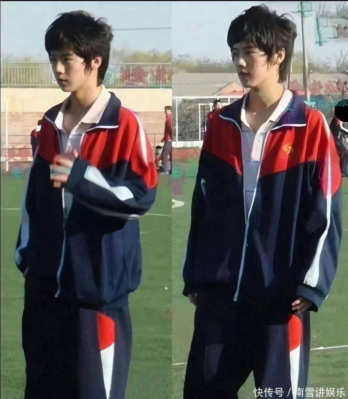 那会儿流行什么发型？鹿晗一点也不怕尝试。照片里他戴过发带，头发也弄过一些当时流行的潮流造型。虽然现在看来略显非主流，但他的脸够出众，怎么弄都好看。蓝白相间、松松垮垮的校服，在他身上也显得与众不同，站在人群里立刻吸引眼球。至于高中是否谈过恋爱，坊间有各种传闻：有人说他三年追不到心仪的女生，也有人说因过于出名反而没机会谈恋爱。真假难辨，但可以肯定的是，追他的女生太多，多到他应付不过来：情书、礼物、课间故意的偶遇，家常便饭。 同学中后来也有人进了娱乐圈，比如董子健。在采访中，董子健谈到鹿晗时语气复杂，有羡慕，也有无奈：包括我喜欢的那个女生，都去看鹿晗了。这句话听起来有些心酸，但侧面证明了鹿晗在学校里的地位——那是碾压级的存在。 高中毕业后，鹿晗前往韩国留学，先在延世大学学韩语，随后考入首尔综合艺术大学。故事的转折点出现在明洞，他逛街时，被SM公司的星探一眼相中。星探之所以看上他，不仅因为长相和气质，还因为他那种从小被注视却仍保持纯真状态的气质。这种自然状态，在镜头前非常稀缺。随后，大家都知道了，EXO出道，成为顶流门面，回国发展。但很少有人意识到，他那种走到哪里都是焦点的特质，其实早在北京海淀区的高中时期就已经被无数次验证：教室走廊、操场、篮球馆、班级讲台——无一不是他的舞台。高中生活没有剧本，也没有导演，但每一帧画面，都像从偶像剧里剪出来的真实片段。 有时候回想起来，也觉得很神奇。在智能手机尚未普及、网络刚刚起步的年代，一个人的名气居然可以凭口耳相传，突破校园围墙，成为附近好几所学校的传说。鹿晗的校草时期，正是这种传说的实体化。那时的红，不像现在数据化、热搜化、可控可量，而是模糊而真实，带着那个时代特有的粗糙与生动的青春气息。