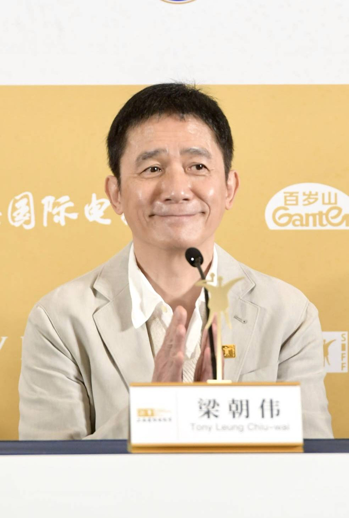 梁朝伟被评价会用眼睛演戏，他说之所以观众感受如此，是自己的表演比较内敛，比较低调。“我自己准备角色是很花很多时间，因为我那种表演是比较内敛，比较低调，但是又很注重细节，还有就是角色的内心世界，所以我必须要做很多前期的功课，包括弄角色的背景故事，怎么成长，他看什么书，我必须要把那个角色的内容弄得很丰富，才能建立信心。在不需要太多动作，不需要太多演技的底下，你会不会感受到这个人物。”