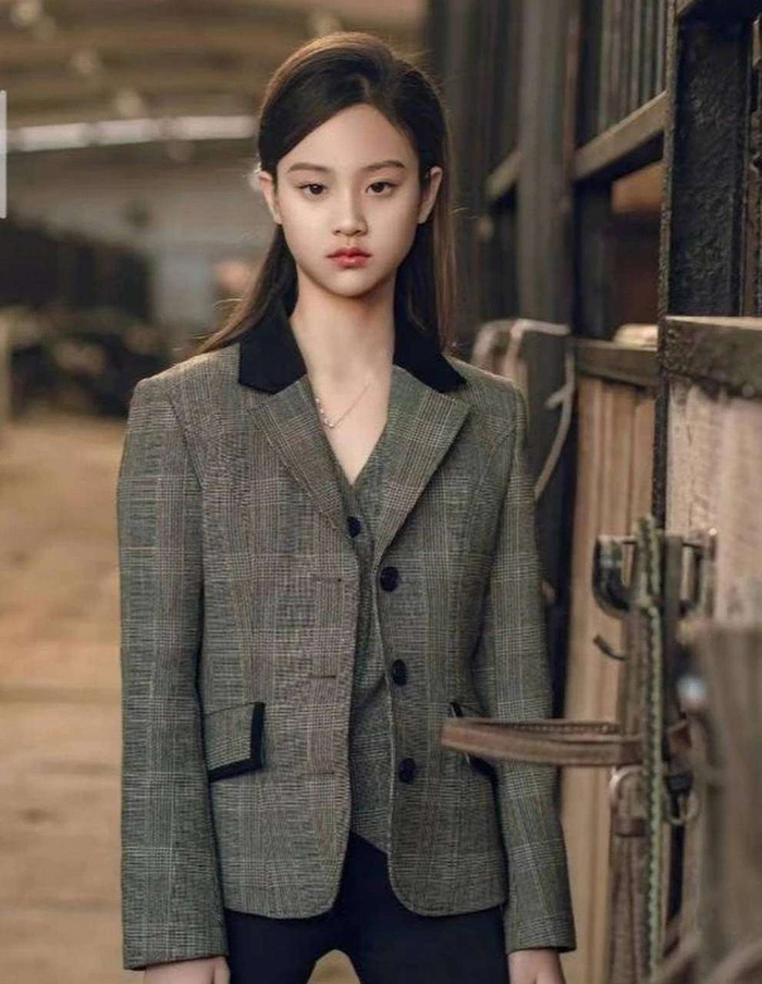相关数据显示，超过六成的公众人物子女都曾经历过外貌或行为层面的评价压力。在这样的背景下，真正决定孩子成长质量的，从来不是外界的声音，而是家庭内部是否提供了稳定、安全、可被信任的环境。与其不断争论该不该化妆是否早熟，或许更重要的是理解，每个孩子都有自己的成长节奏，而父母能做的，是在这个过程中给予足够的空间与支持。 毕竟，对于一个从小就生活在镜头之下的孩子来说，最珍贵的并不是被完美定义的形象，而是在成长过程中始终被稳稳托住的那份安全感。