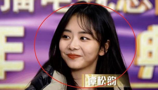 如果说看截图大家觉得还有可能是假的，那么我们一起看一下谭松韵的动图，就知道什么才是真正的冻龄。