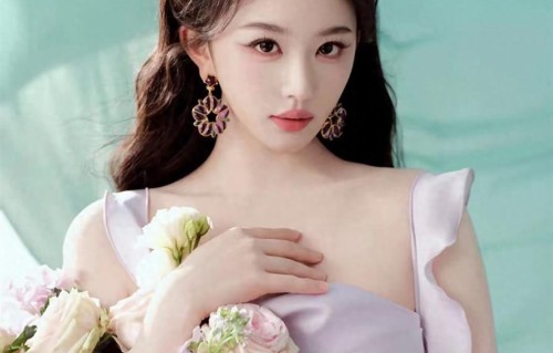 梦幻花海中的少女，温柔如水，美得令人窒息孔雪儿