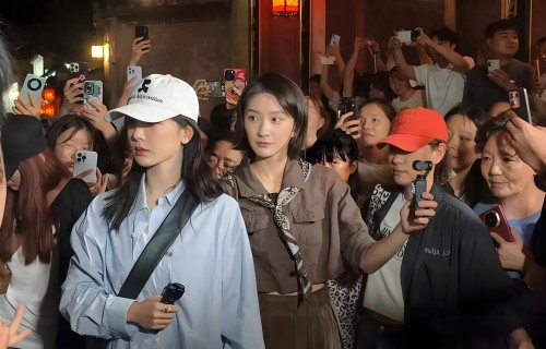 杨紫夜游宏村被偶遇！又高又瘦皮肤好白，和粉丝边走边聊好接地气 