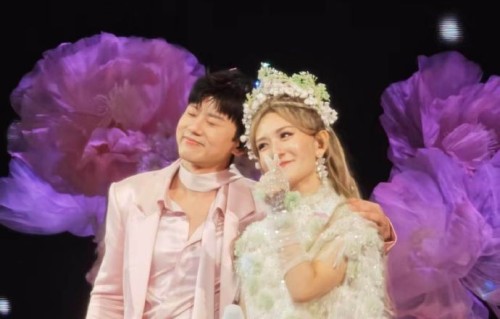 张杰谢娜同台庆功宴,夫妻甜蜜互动|谢娜《快乐万岁·我们的青春》演唱会|演唱会|金童玉女|甜度|杰哥