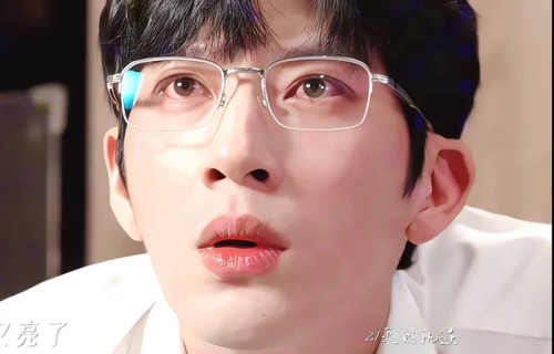 井柏然颜值引热议,年轻旧照被翻出|老人