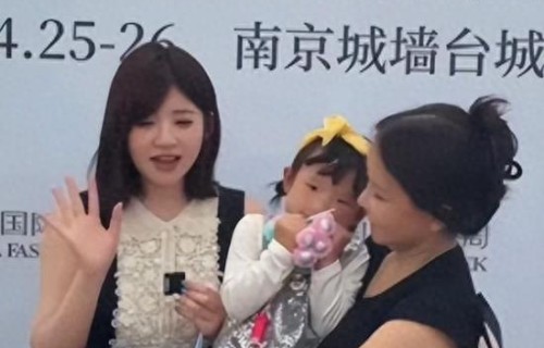 黄一鸣3岁女儿破格走时装周，曝有神秘人促成 被质疑是王思聪出手 