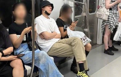 胡一天在韩国地铁素颜打盹照为何出圈？