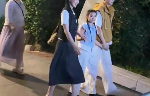 董璇携女儿亮相佟丽娅舞剧首演！张维伊接母女下班三人手牵手温馨同框