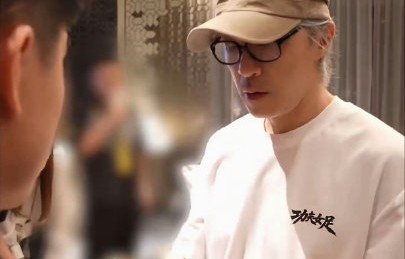 周星驰直播时向董宇辉提问了什么？