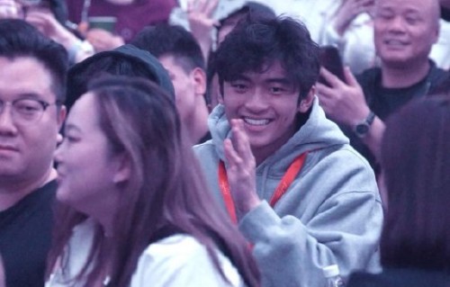 张柏芝平时如何平衡工作和三个儿子的生活？