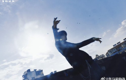 歌手张峻豪红毯即兴表演封神，网友直呼：现实版“演员请就位”！|一人分饰三角|超级巅峰之夜红毯|红毯演技秀|粉丝|话题