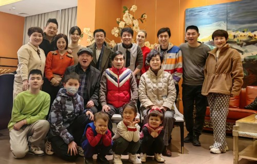 撒贝宁全家福曝光,爸爸和妹妹及龙凤胎出镜,祖孙三代共用一张脸