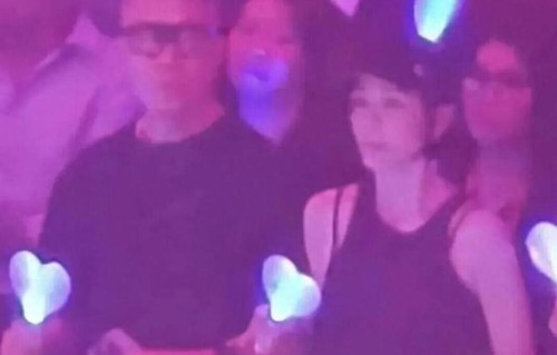 知名女星罕见与老公同框！曾两次面对丈夫出轨，如今同看演唱会！
