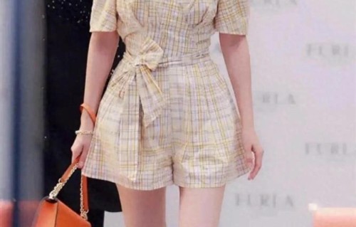 李沁身穿黄色格子泡泡袖连体裤搭高跟鞋，这完美身材大长腿美绝了