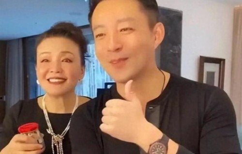 汪小菲直播失控骂亲妈，张兰13字回应太狠，网友：这才是真赢家
