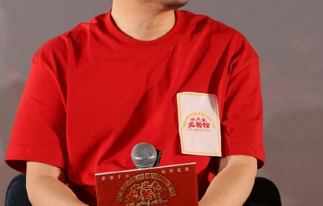 《欢迎来龙餐馆》大巴镜头首尾呼应有何深意？