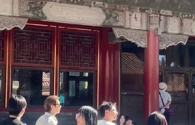 许凯近期在社交平台上还有哪些与粉丝互动或分享生活的内容？|游客|故宫|九寨沟|素颜|偶像