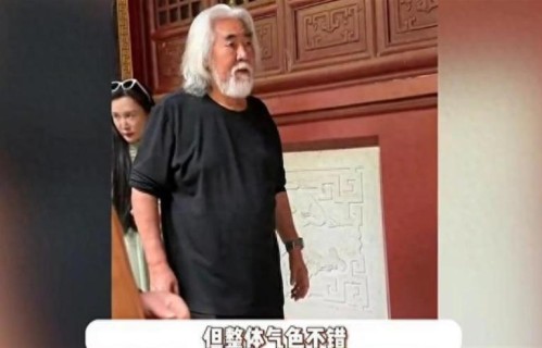 张纪中一家现身大佛寺祈福，头发花白中气十足，6岁女儿超...