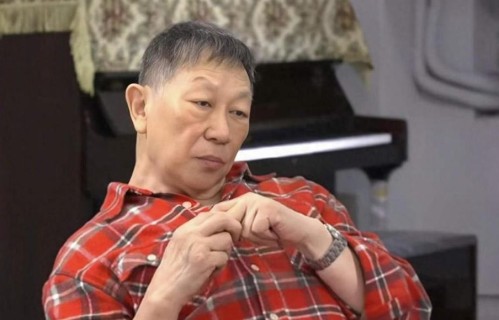 香港知名演员患帕金森症，全身佝偻坐轮椅，一度心灰意冷想死