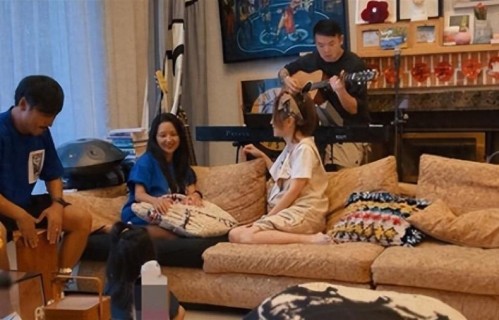 和何洁离婚10年后，赫子铭首度晒二婚妻子圆脸漂亮，称已有孩子了