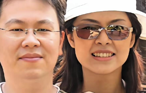 一张迟到13年的结婚照：深绿世家子为爱转身，揭秘政坛“女战神”背后的爱情铠甲