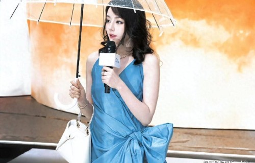 迪丽热巴一身蓝衣现身南京，用十年撕掉花瓶标签，用作品跟观众对话