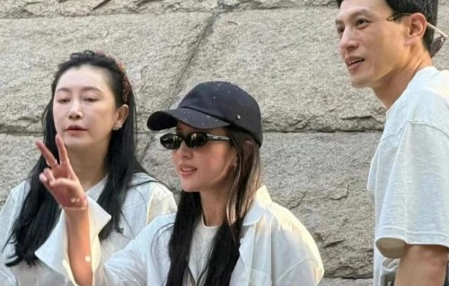 刘亦菲回北电同学聚会，穿搭简约少女感十足，全网实名羡慕！