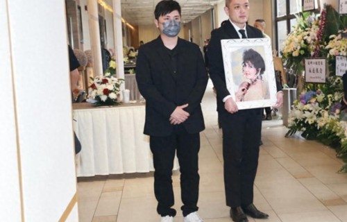 施明出殡长子捧遗照，李家鼎被搀扶次子不停拭泪，小儿媳没现身 