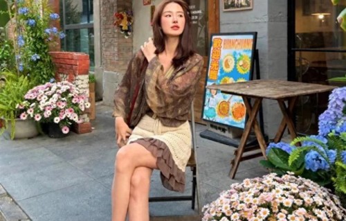 杨采钰和老公张向荣与友人街头聊天被偶遇，二人手牵手离开好甜蜜