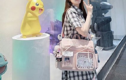 张含韵背杨博文痛包逛展，真相让网友直呼暖心